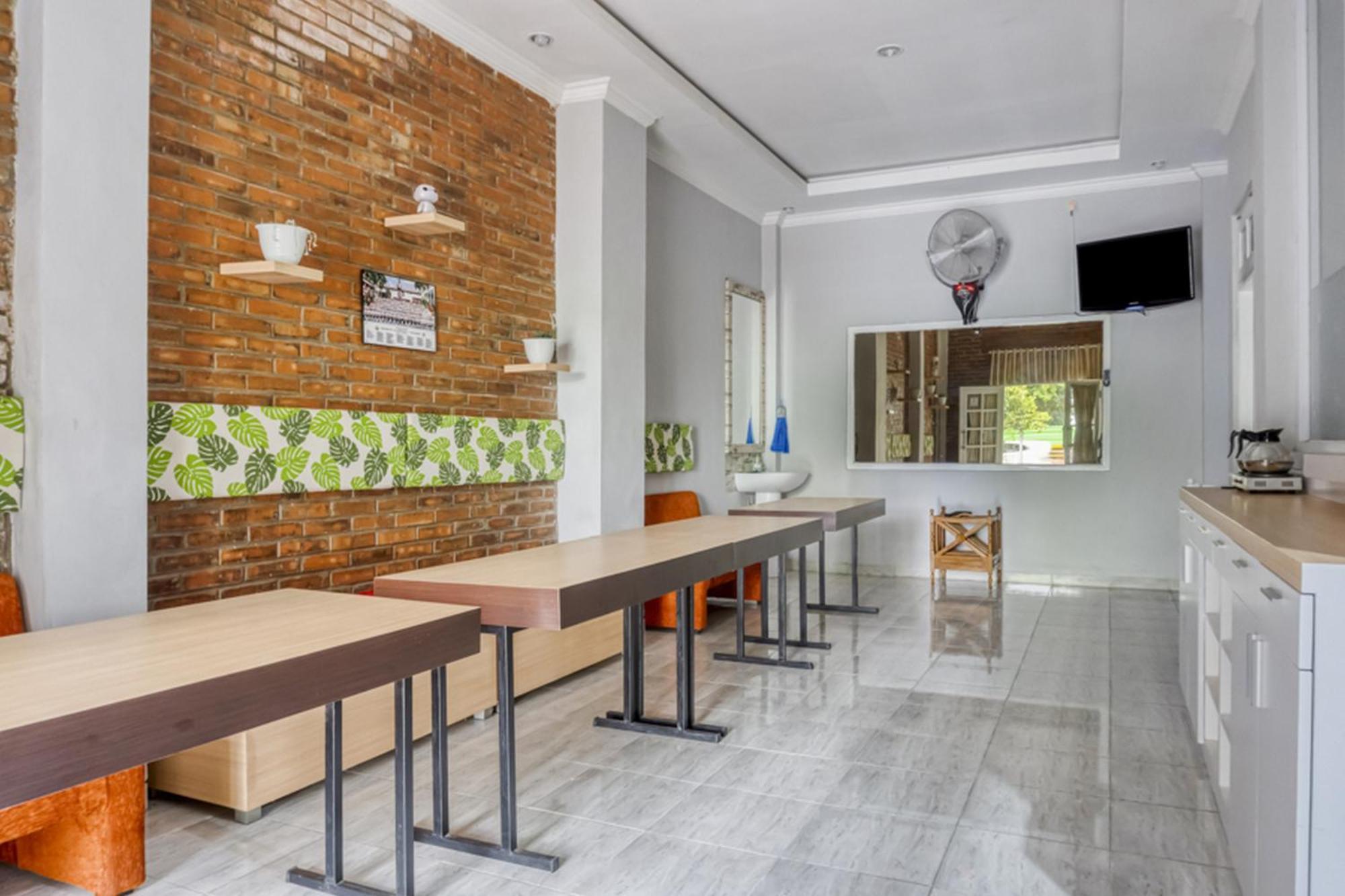 Reddoorz Near Sindu Kusuma Edupark 2 2*